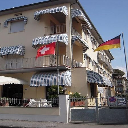 Hotel Perla Del Mare Lido di Camaiore Exterior photo